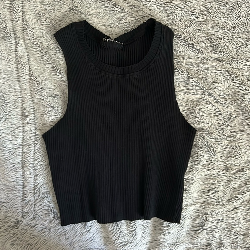 Ribbed, cropped black tank top